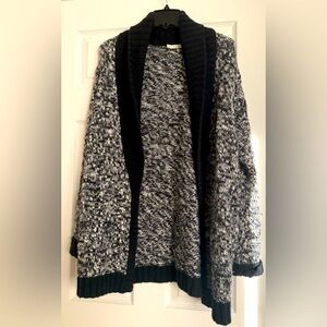 Hinge open cardigan with pockets black and white size medium